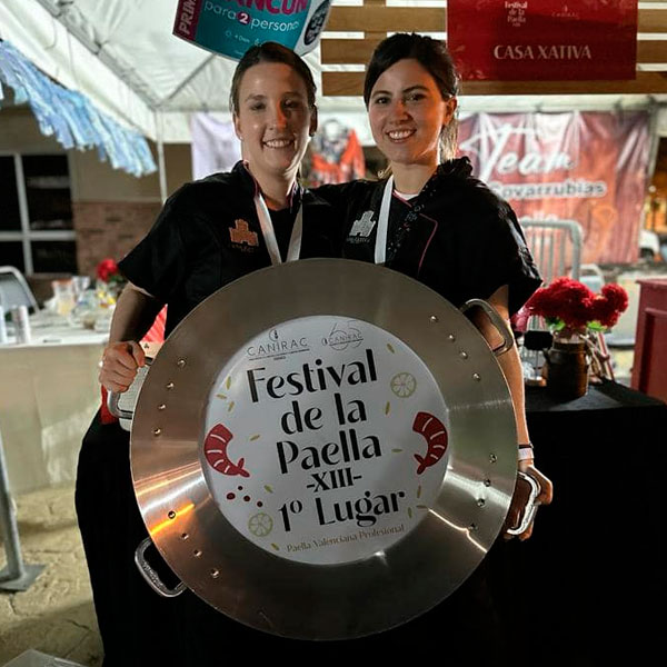 Daniela González y Paola Perez de Casa Xativa, primer lugar paella valenciana profesional